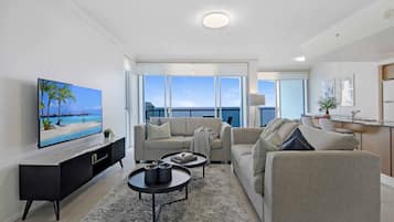 Apartamento, 3 quartos, 2 banheiros, vista para o oceano | Área de estar | TV de tela plana 25 polegadas com canais a cabo