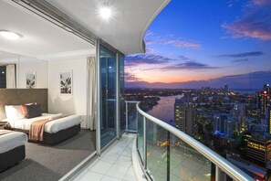 3 Bedroom, 2 bathroom - Ocean Views | Terrace/patio - Chevron Renaissance - WOWSTAY (Surfers Paradise)