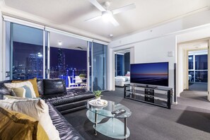 Departamento, 2 habitaciones (Hinterland View) | Área de sala de estar | Televisión de pantalla plana de 25 pulgadas con canales por cable 