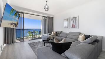 3 Bedroom, 2.5 bathroom - Ocean View | Living area