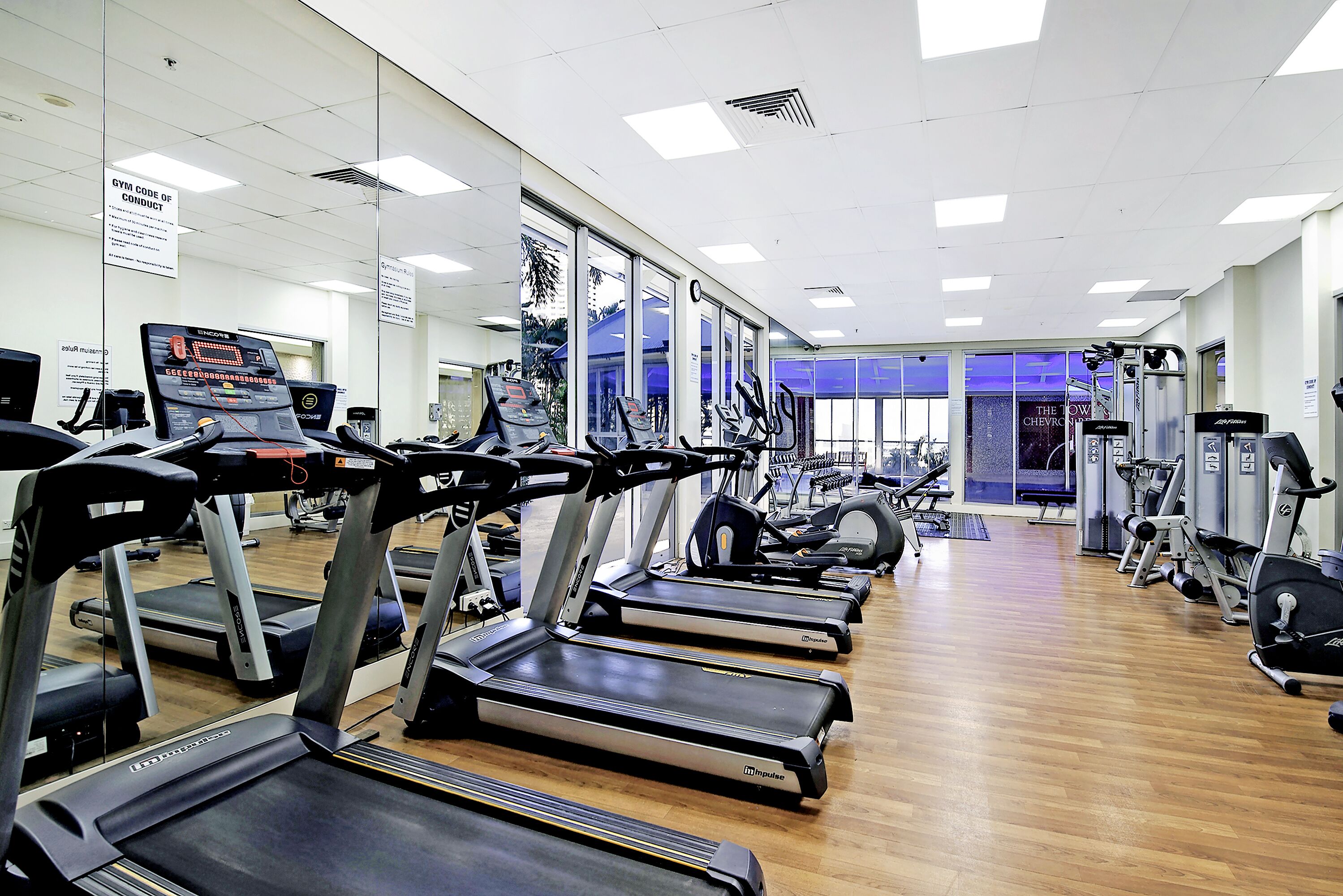 Una palestra con tapis roulant, cyclette e macchinari per l'allenamento con i pesi.
