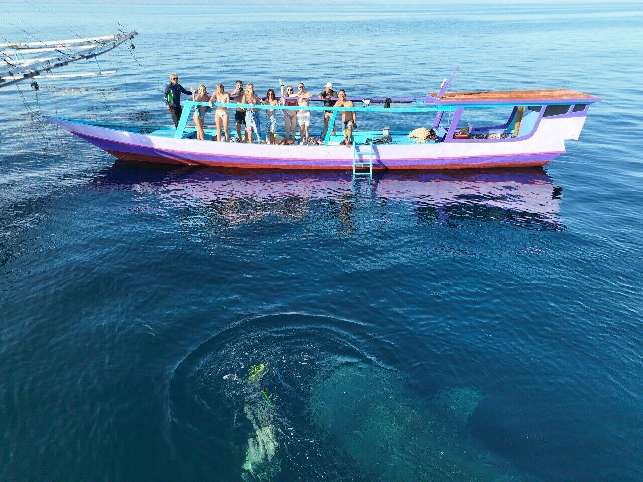 Una embarcación con pasajeros navegando sobre aguas tranquilas.