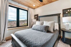 4 bedrooms, desk, iron/ironing board, travel cot