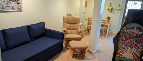 Una Smart TV, videojuegos, una mesa de tenis de mesa, libros