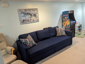 Smart TV, video games, ping pong, books - Home base for your DC adventures - near fun, great food, and public transport.
  (Washington)