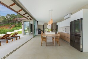 Full-size fridge, microwave, oven, stovetop