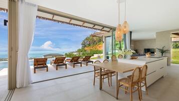 Geladeira grande, micro-ondas, fogão, cooktop