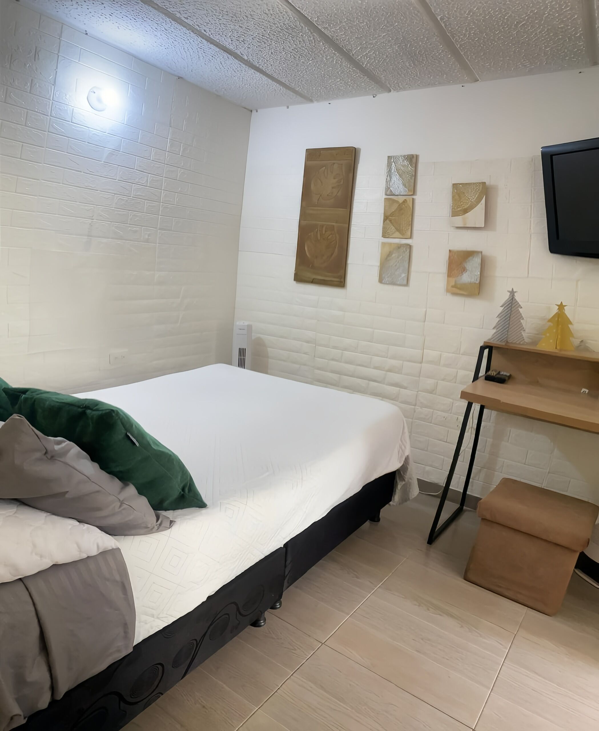 1 chambre, bureau, fer et planche à repasser, Wi-Fi gratuit