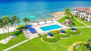 Un complexe hôtelier doté d’une piscine, d’une plage et offrant une vue sur l’océan.