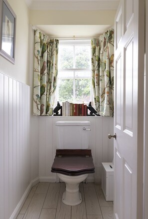 ヘアドライヤー、タオル、トイレットペーパー