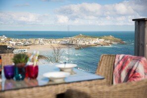Outdoor dining - Scots Craig – Sleeps 8 – On-Site Parking – Sea Views – Outside Space (St Ives)