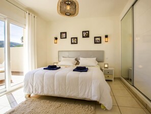 3 Schlafzimmer, Schreibtisch, Bügeleisen/Bügelbrett, WLAN