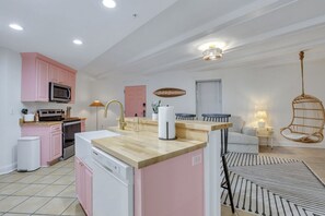 Kylskåp, mikrovågsugn, ugn och spishäll