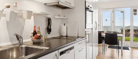 Fridge, microwave, dishwasher, cookware/dishes/utensils