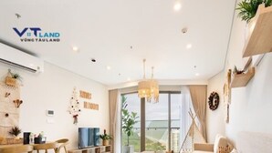 Une chambre d’hôtel moderne avec un grand lit, un bureau et un balcon offrant une vue agréable.