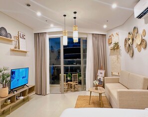 Premium bedding, desk, blackout curtains, soundproofing - The Song Vung Tau Homestay Vung Tau Land (Ho Chi Minh City)