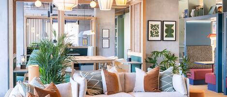 المنشأة من الداخل