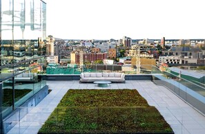 Terrace/patio - Airy Fenway Studio w/ Gym, nr Restaurants & Shops, by Blueground (Boston)