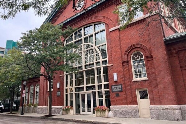 Exterior - Deluxe Charlestown 2BR w/ In-Unit W/D, close to Dining, by Blueground (Boston)