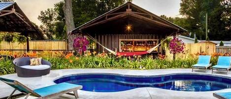 Una piscina al aire libre, una piscina climatizada