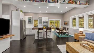 TV connectée, table de tennis de table, livres