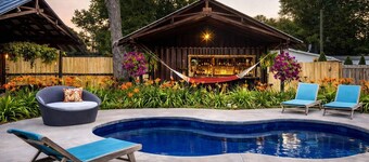 Oasis Retreat w/ pool, outdoor bar, guest house & fire pit. 4 blocks to downtown