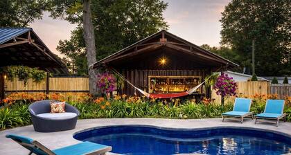 Oasis Retreat w/ pool, outdoor bar, guest house & fire pit. 4 blocks to downtown