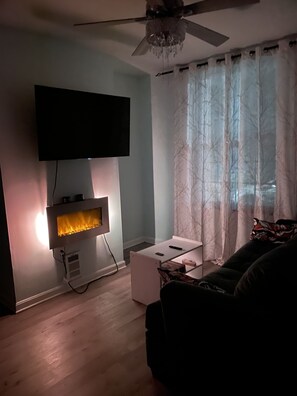 Living area - Cozy House, quiet block with plenty of natural light. (Philadelphia)