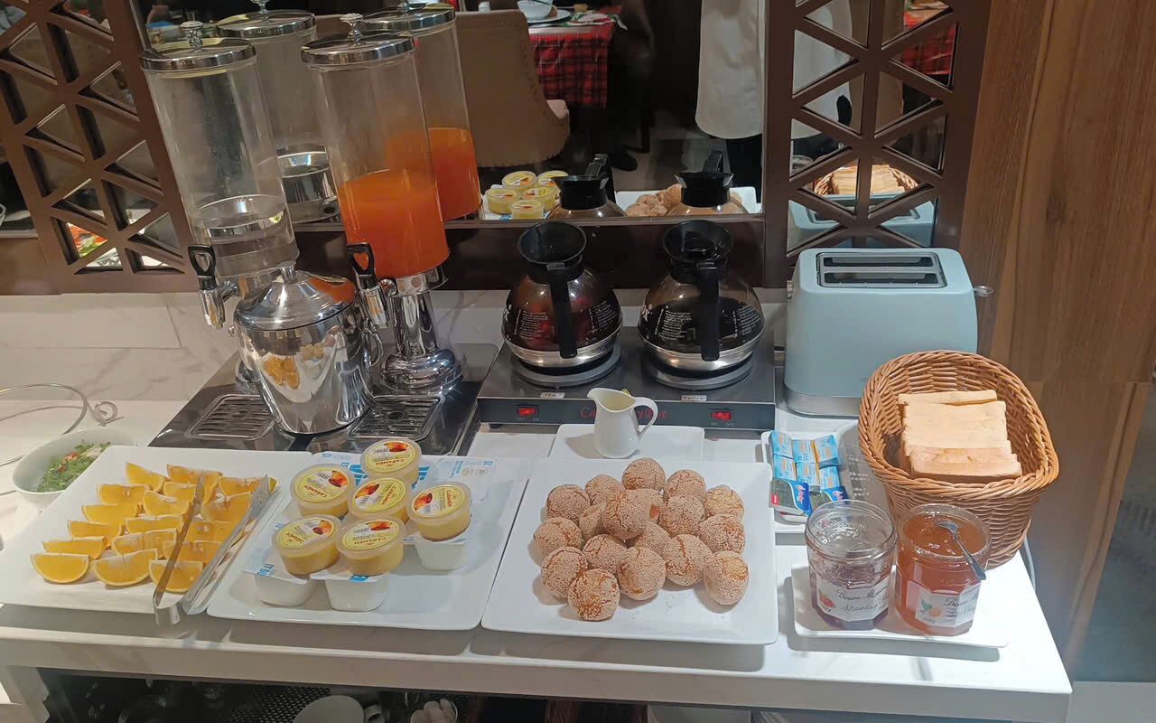 Un bufé de desayuno con diferentes opciones de comida y bebidas.