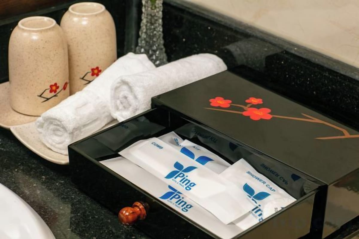 Bathroom amenities | Shower, rainfall showerhead, free toiletries, hair dryer