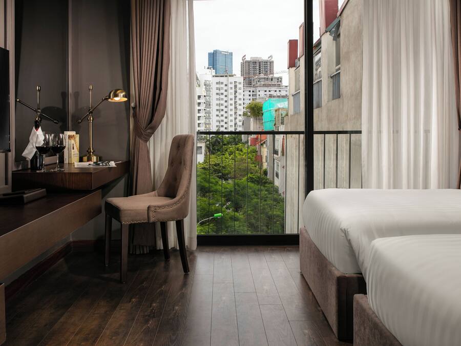 Quarto duplo premier, vista para a cidade | Frigobar, cofres nos quartos, cortinas blackout, quartos à prova de som
