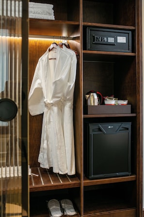 Minibar, coffres-forts dans les chambres, rideaux occultants