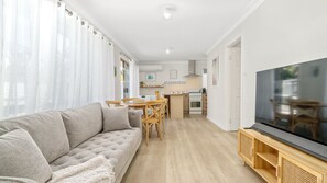 Smart TV, chimenea, libros y estéreo 