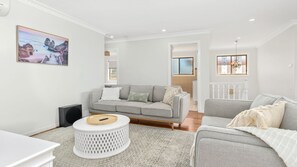 Smart-TV, Kamin, Bücher, Stereoanlage