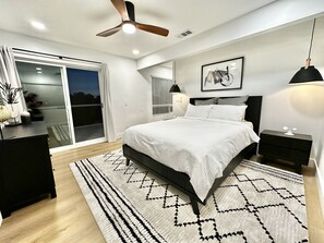 3 habitaciones, escritorio y tabla de planchar con plancha 