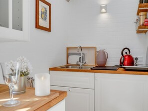 Geladeira, micro-ondas, talheres/pratos/utensílios de cozinha