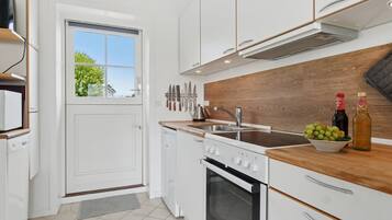 KylskÄp, mikrovÄgsugn, diskmaskin och grytor/köksredskap