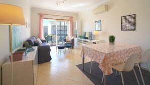 A modern apartment with a dining area, living room, and balcony. - Sunny Beach Diamond by Interhome (Armação de Pêra)