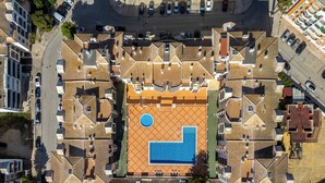 An aerial view of a hotel with a central swimming pool, surrounded by multiple floors of rooms and balconies. - Sunny Beach Diamond by Interhome (Armação de Pêra)