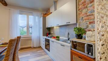 Frigorifero, microonde, forno, piano cottura