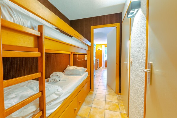 Een strijkplank/strijkijzer, beddengoed