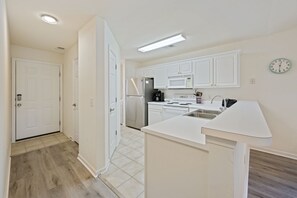 Kylskåp, mikrovågsugn, ugn och spishäll