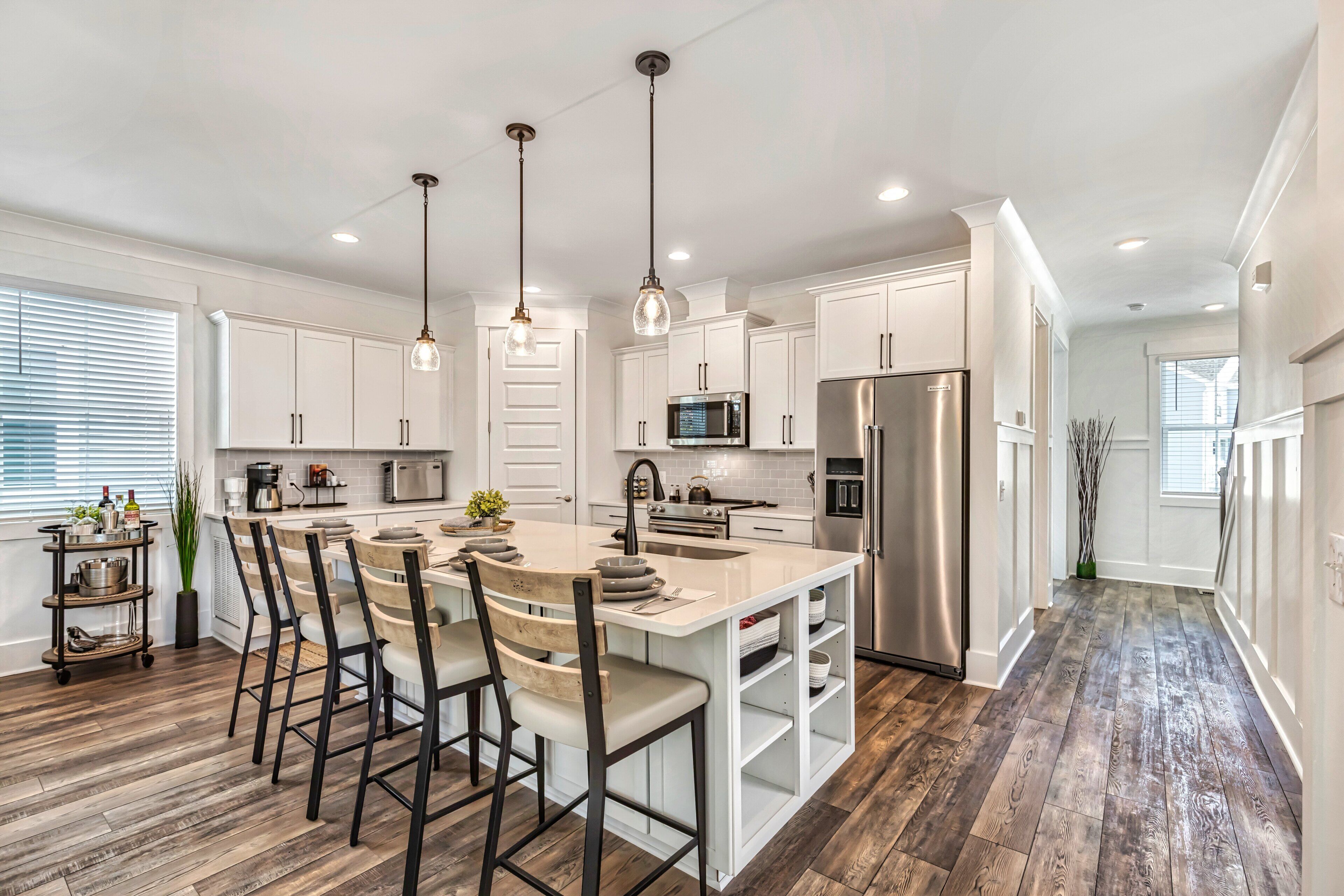 Jääkaappi, mikroaaltouuni, uuni, liesi