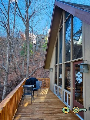 Outdoor dining - Holocene Chalet - treetop mountain views! (Basye)