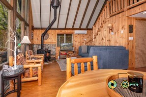TV, fireplace, DVD player - Holocene Chalet - treetop mountain views! (Basye)