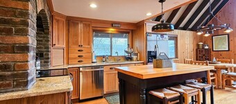 Holocene Chalet - treetop mountain views!