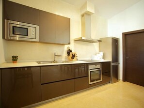 Fridge, microwave, dishwasher, cookware/dishes/utensils