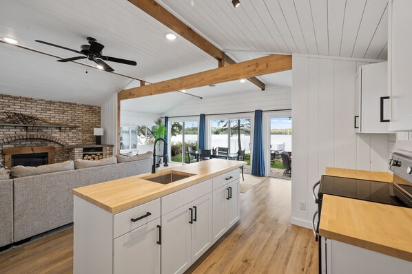 Interior - Lakeside Haven Beautiful View 45 Mins From MPLS (Isanti)