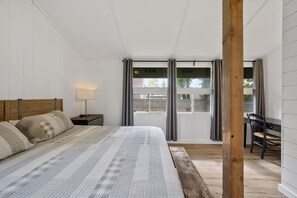 2 chambres, coffre-fort, bureau, fer et planche à repasser
