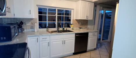 Réfrigérateur, micro-ondes, plaque de cuisson, lave-vaisselle